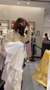 【KFC】长裙靓女挂逛街买衣服·肉色丝袜骚内·低角度跨过相机