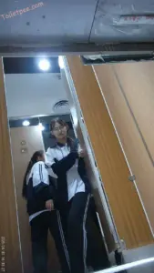 美食街厕拍3个高中生 后拍大屁股 一线天鲍鱼