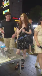 (BC-AA-591)花裙外国小姐姐..弯腰被CD蕾丝丁字裤屁股很白