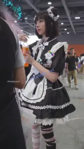 【xxn-330】女仆小姐姐黑白丝过膝袜..粉内弯腰CD勒出13缝