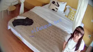 酒店偷拍❤呆萌学妹帮男友用手轻轻撸管