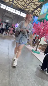 【KFC】丰满眼镜妹独自逛展。短裙白色薄内裆布有点发黄